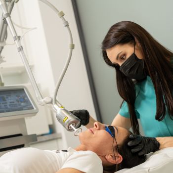 Frakcyjne odmładzanie twarzy – jak działa laser i jakie daje efekty?