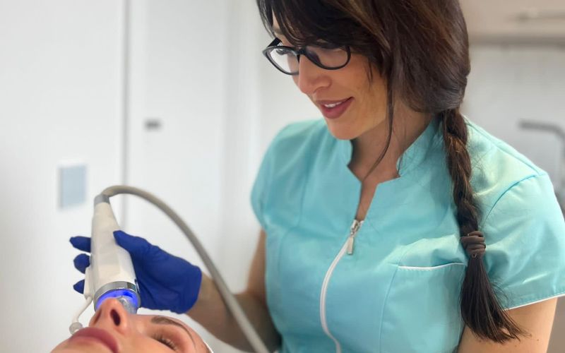 Radiofrekwencja mikroigłowa na ciało: sposób na wiotki brzuch, rozstępy i delikatną okolicę oczu