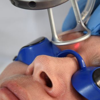 Opadające powieki — jakie zabiegi medycyny estetycznej poprawią ten problem?