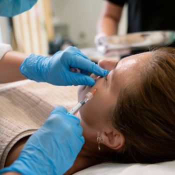 Botoks – czym jest toksyna botulinowa i jak się ją wykorzystuje w medycynie estetycznej?