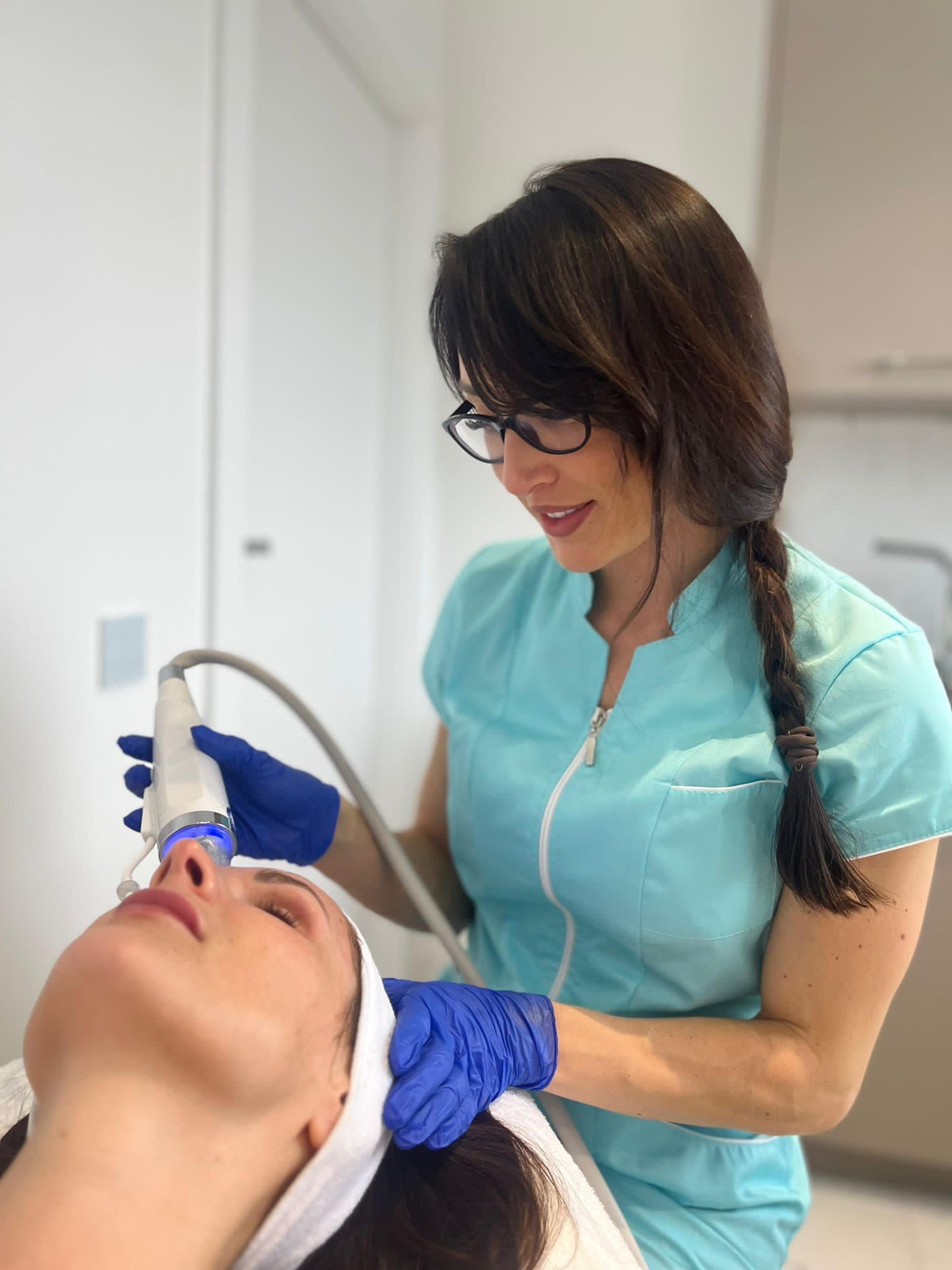 Radiofrekwencja mikroigłowa na ciało: sposób na wiotki brzuch, rozstępy i delikatną okolicę oczu